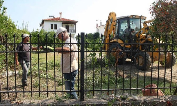 Η πρώτη κατεδάφιση αυθαιρέτου: Πήραν μπροστά οι μπουλντόζες - Δείτε εικόνες