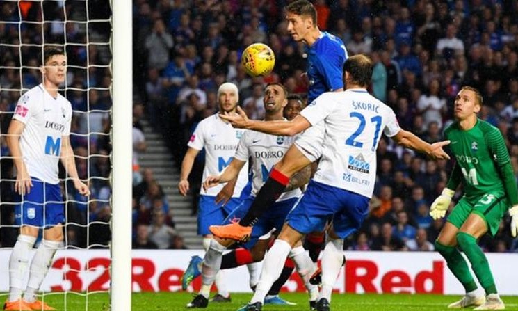 Europa League: Προπονητής έδειξε το μεσαίο δάχτυλο σε οπαδούς λόγω αποκλεισμού (photo)