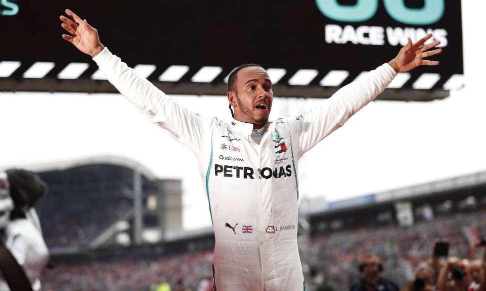 Στη Μύκονο ο Χάμιλτον και μαζεύει σκουπίδια (video)