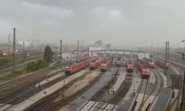 Θυελλώδεις άνεμοι ξηλώνουν τεράστια οροφή - Συγκλονιστικό βίντεο