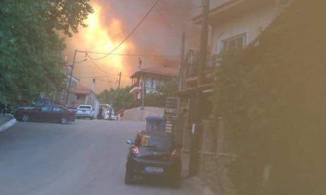 Φωτιά Εύβοια: Συγκλονιστικά βίντεο την ώρα που εκκενώνεται το Κοντοδεσπότι