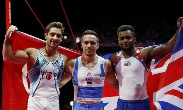 Η στιγμή της απονομής του χρυσού στον Πετρούνια (video)