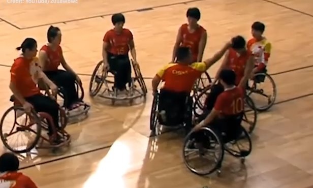 Σοκαριστικό! Προπονητής έριξε μπουνιά σε αθλήτρια με αμαξίδιο (video)