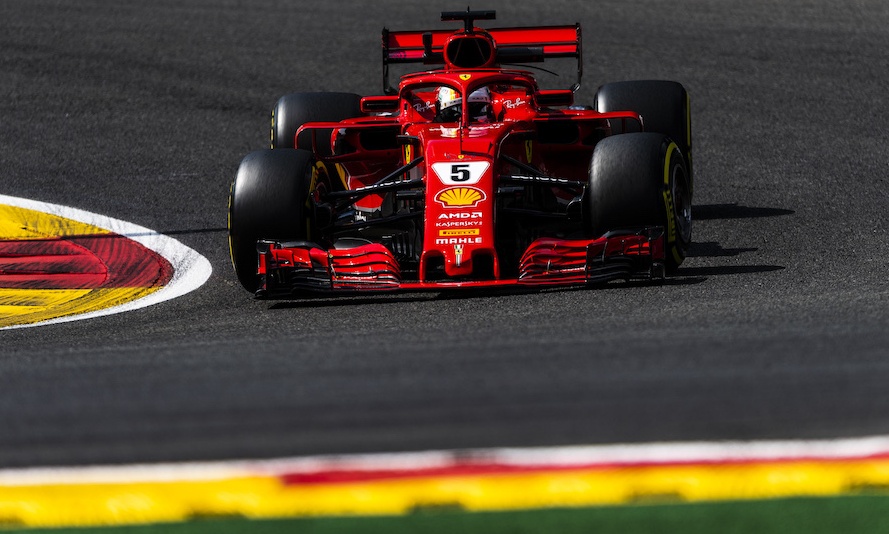 Πρωτιά για Φέτελ, μειώνει τη διαφορά