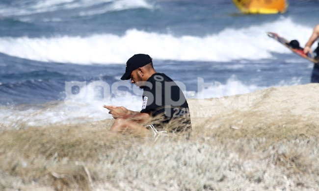 Lewis Hamilton: Συνεχίζει τις διακοπές του στο νησί των ανέμων