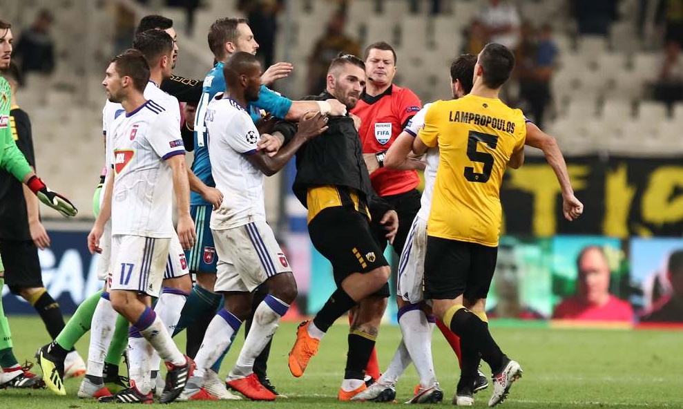 Επεισόδιο μεταξύ παικτών και κόκκινη στο Λιβάγια! (video)