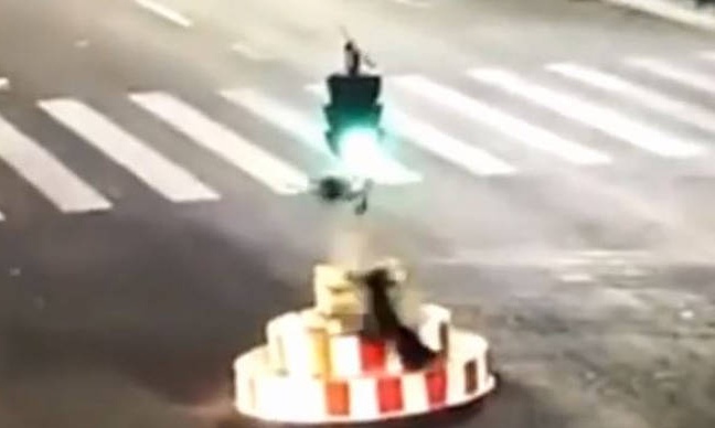 Απίστευτο περιστατικό: Οδηγός έσπασε φανάρι επειδή... περίμενε για ώρα να γίνει πράσινο! (video)