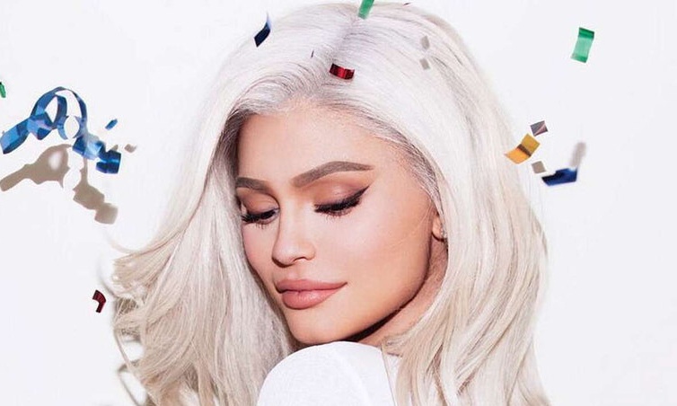 Μπορείς να αποκτήσεις και εσύ το προϊόν που χρησιμοποιεί η Kylie Jenner για τα σπυράκια