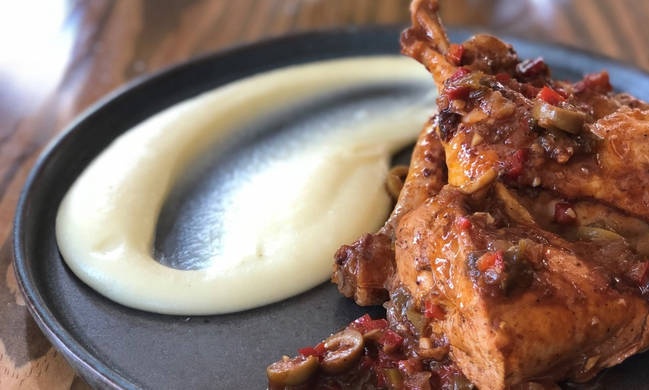 Η συνταγή της ημέρας: Κοτόπουλο κοκκινιστό με ελιές