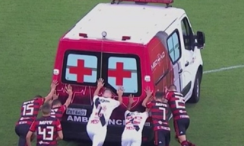 Ασθενοφόρο έμεινε στη μέση του γηπέδου και οι παίκτες το έσπρωξαν να πάρει μπροστά (video)