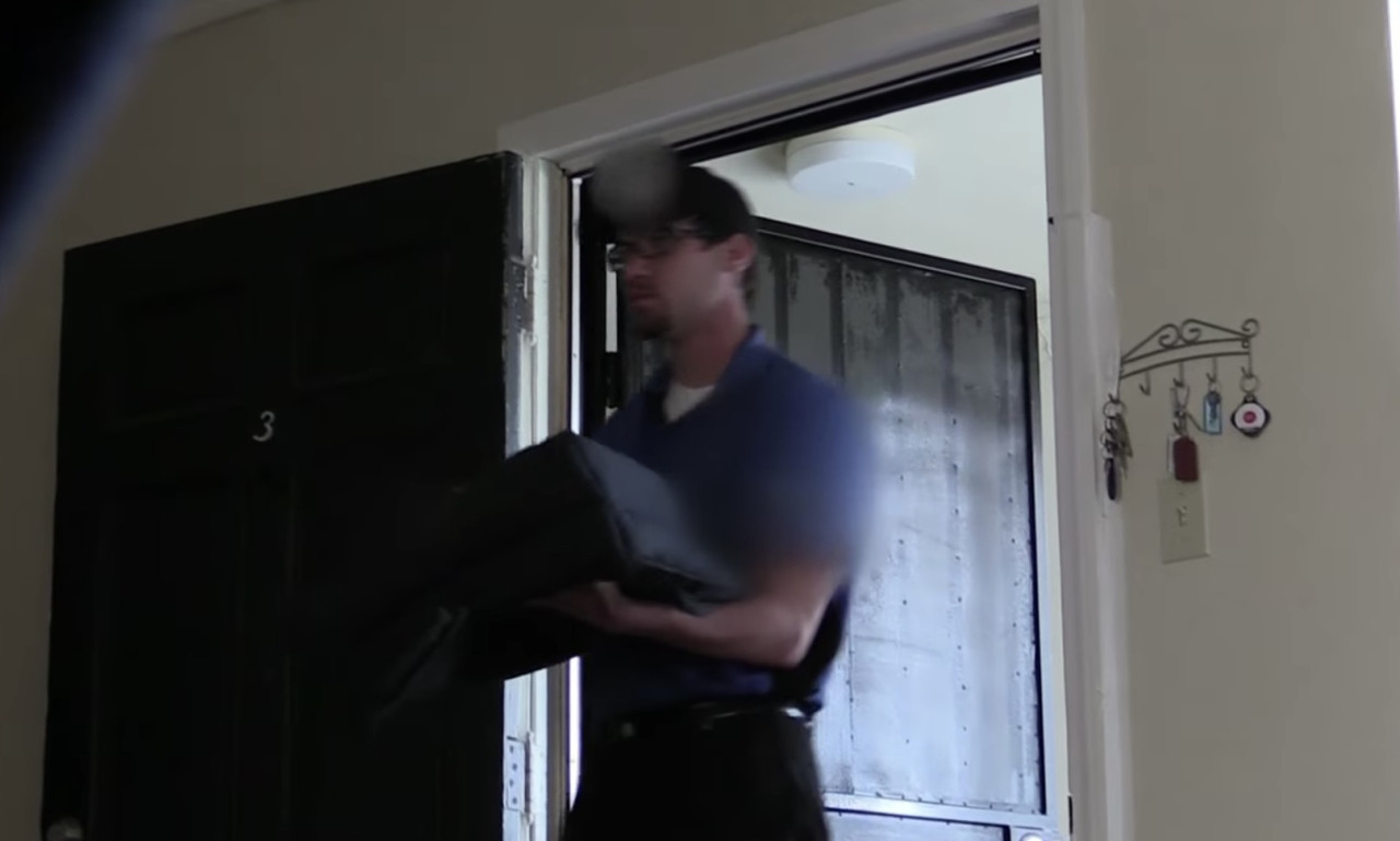 Άνοιξε στον ντελιβερά ολόγυμνη μαζί με τις φίλες της - Τι λέτε ότι ακολούθησε; (video)