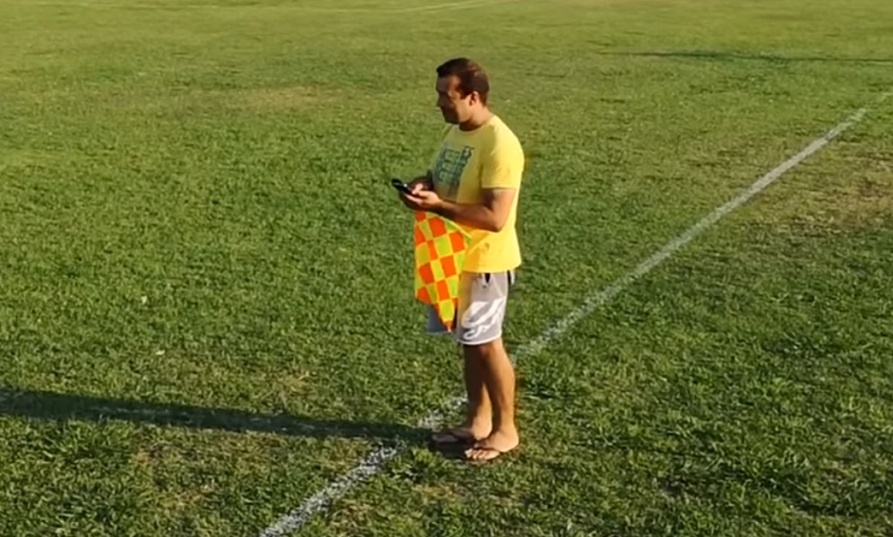 Απίστευτος: Επόπτης έσκασε μύτη στο γήπεδο με σαγιονάρα!