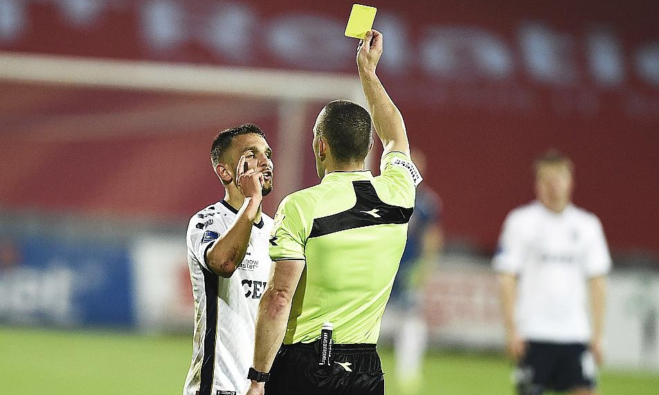 ΑΕΚ-Ολυμπιακός: Ο Κριστόφερσεν που έρχεται με κάρτες και η απίθανη αποβολή στο ημίχρονο (video)