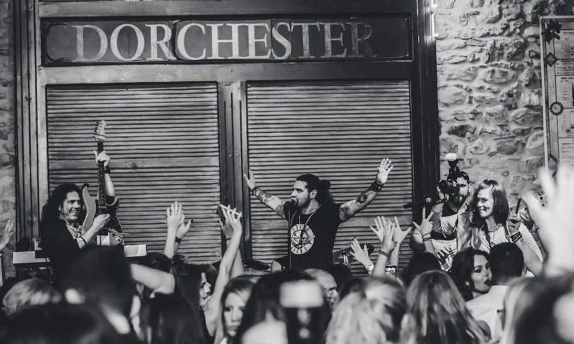 15 50: Το αδιαχώρητο στις εμφανίσεις της ροκ μπάντας σε Αθήνα και Πάτρα