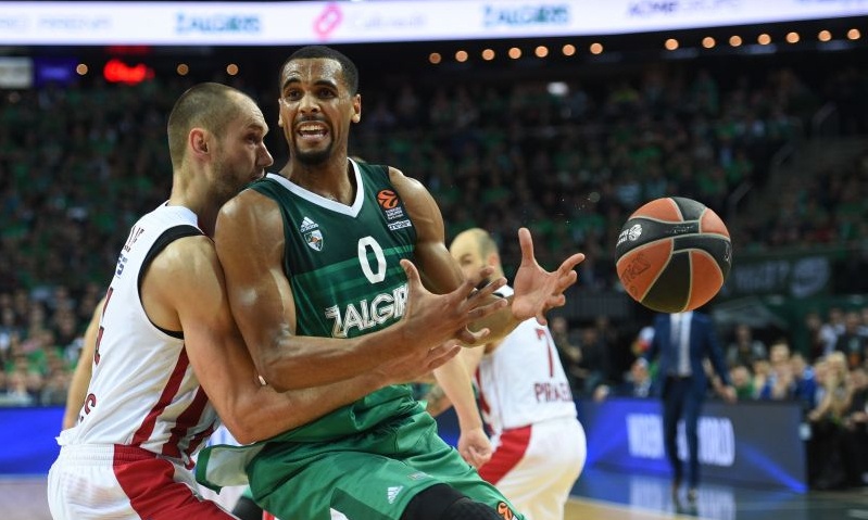 Euroleague: Απίστευτη ασίστ κάτω από τα πόδια του αντιπάλου! (video)