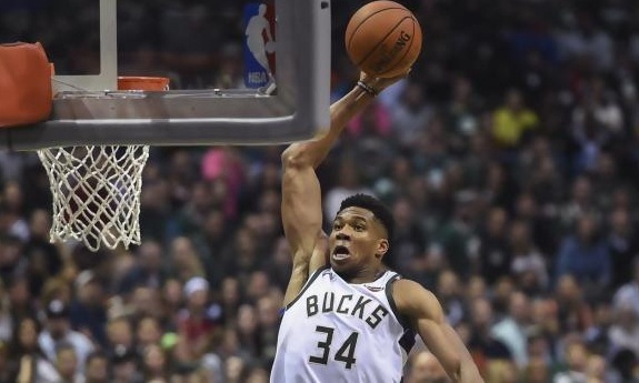 Τρελαίνει κόσμο ο Giannis: Το απίστευτο triple – double του Αντετοκούνμπο σε 25 λεπτά! (video)