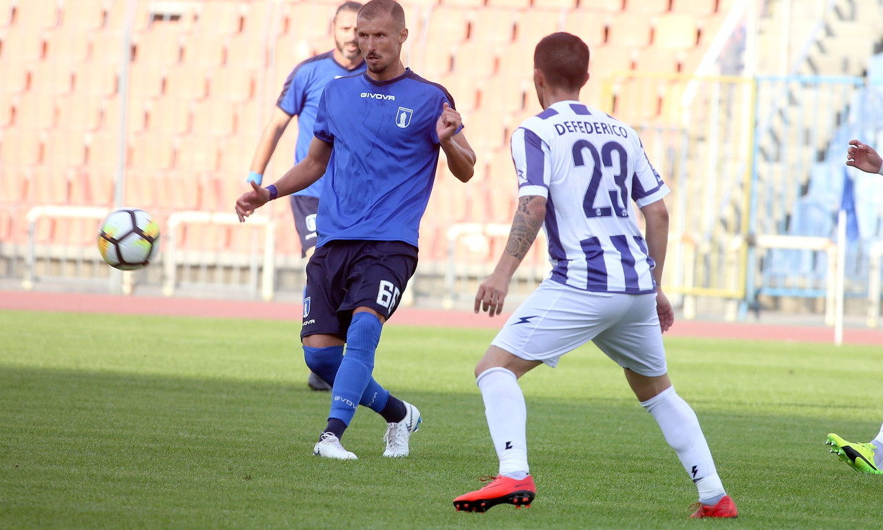 Μυθικό: Έβαλαν… καναπέδες δίπλα στον πάγκο του Ηρακλή! (videos & photos)