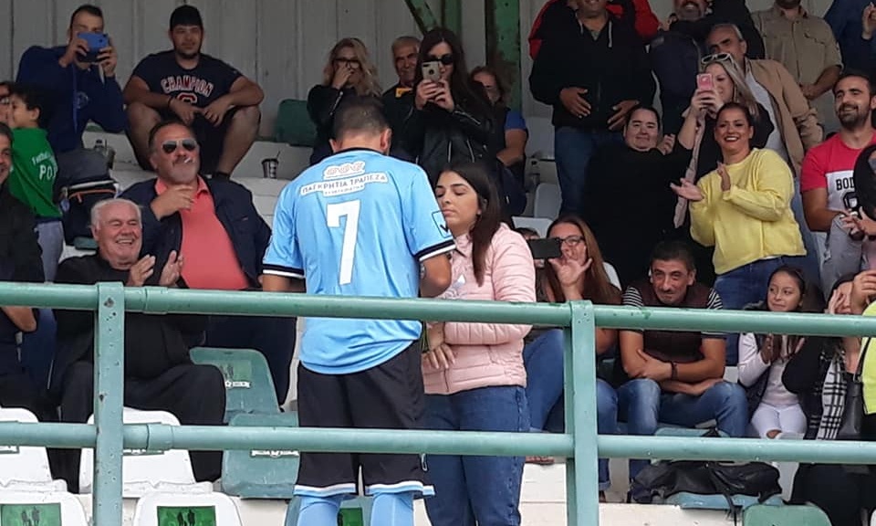 Πρόταση γάμου ποδοσφαιριστή πριν από τη σέντρα αγώνα Γ' Εθνικής (photos)