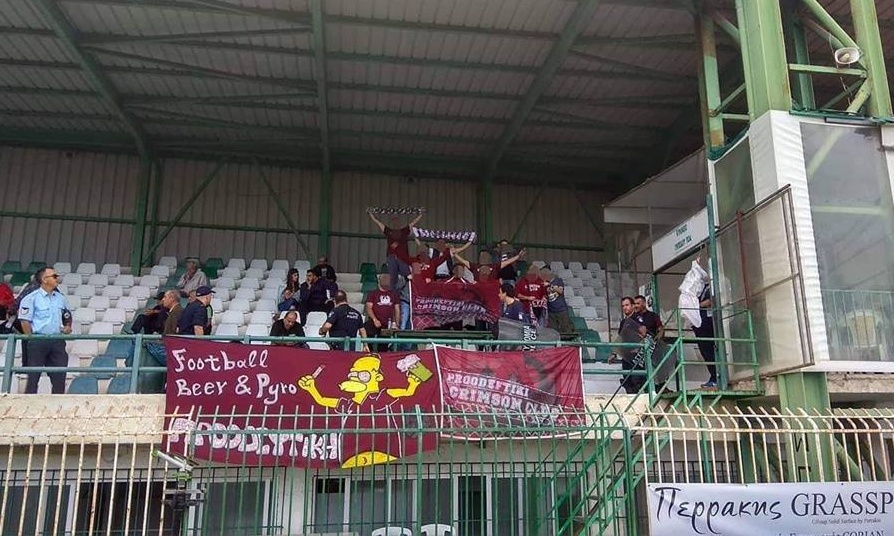 Η ομορφιά του ποδοσφαίρου: Αγκαλιασμένοι οπαδοί αντίπαλων ομάδων στη Γ’ Εθνική (photo)