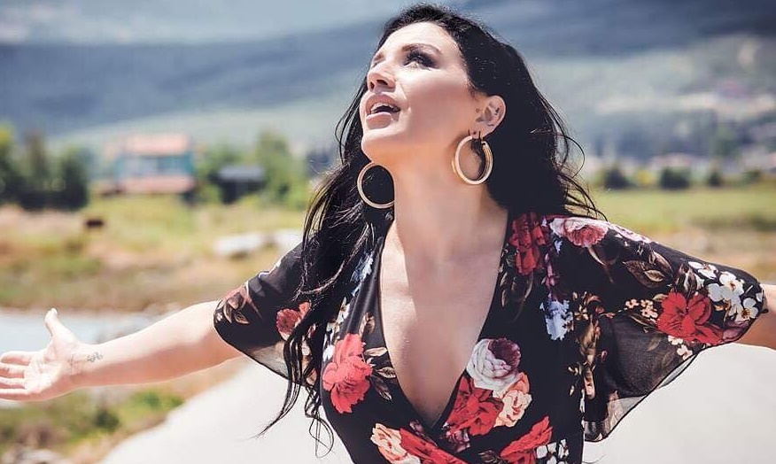 Ιουλία Καλλιμάνη: Μετά το The Voice βάζει «φωτιές» και όχι μόνο (photos, video)