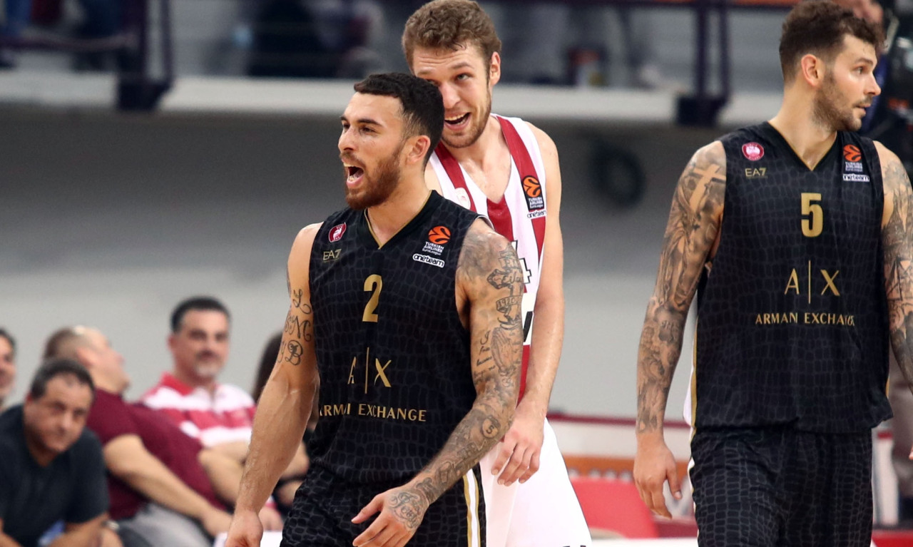 Η επιβλητική εμφάνιση του Μάικ Τζέιμς στο ΣΕΦ (vid)