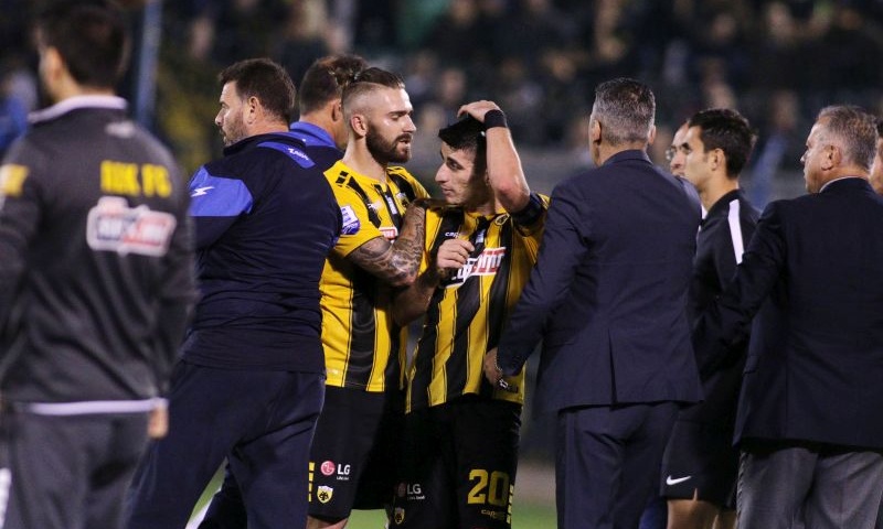 Απόλλων – ΑΕΚ: «Τσαμπουκάς» με Μάνταλο και… πυροσβέστη Λιβάια! (photos)