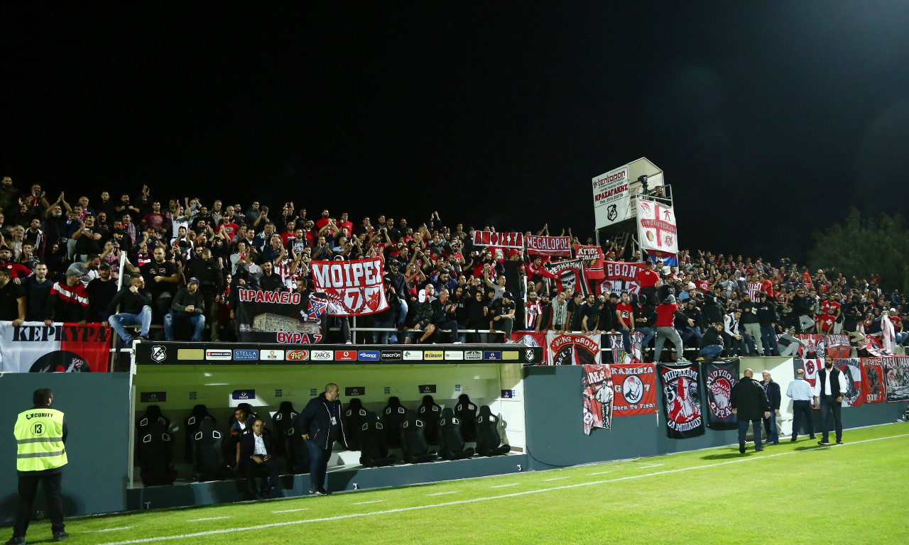 Ντου οπαδών του Ολυμπιακού σε καφετέρια-στέκι οπαδών του ΟΦΗ (video)