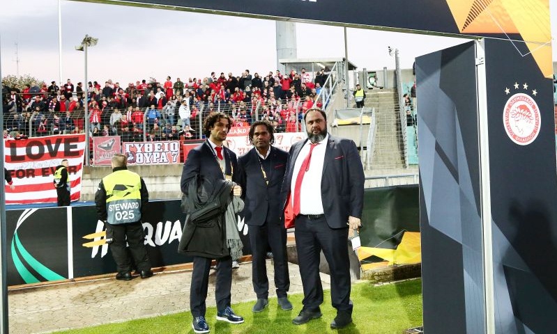 Ντουντελάνζ – Ολυμπιακός: Η βόλτα του Μαρινάκη μπροστά στην «ερυθρόλευκη» κερκίδα (photos)