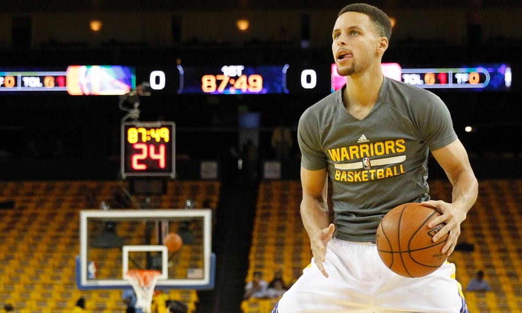Σταμάτα λίγο ό,τι κάνεις και δες το καλάθι που έβαλε ο Steph Curry στην προθέρμανση