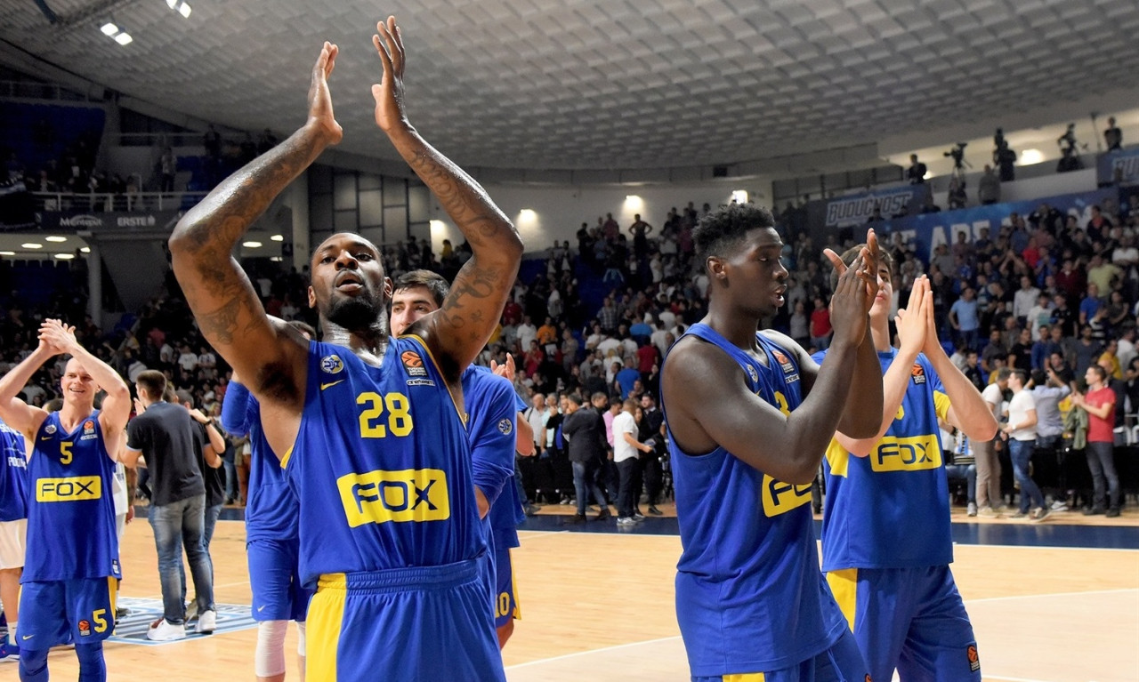 Ολυμπιακός-Μακάμπι: Υποδοχή στην άφιξη των Ισραηλινών (video)