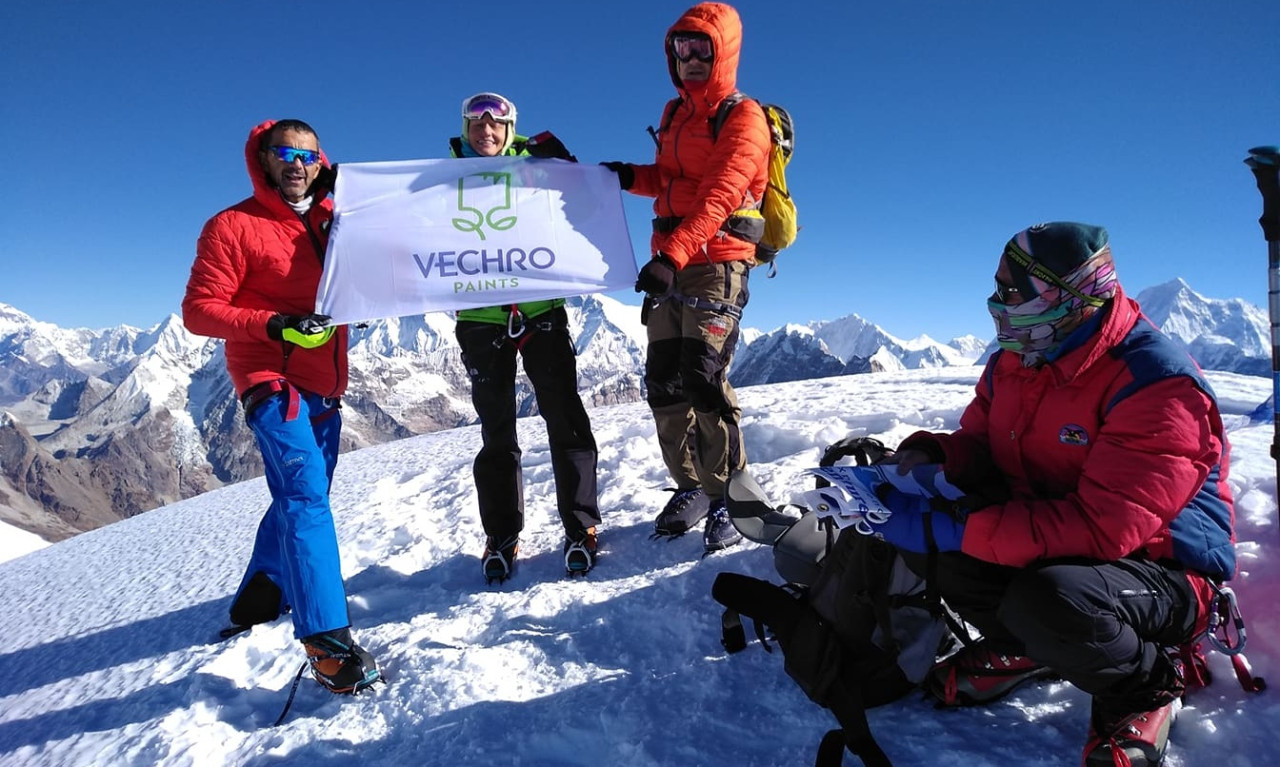 Ο Νίκος Μαγγίτσης ανέβηκε στην Mera Peak κορυφή των Ιμαλαΐων με την VECHRO στο πλευρό του