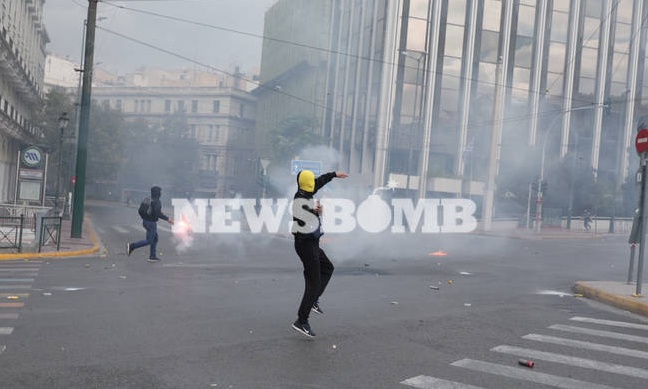 Επεισόδια στο κέντρο της Αθήνας κατά τη μαθητική πορεία (pics)