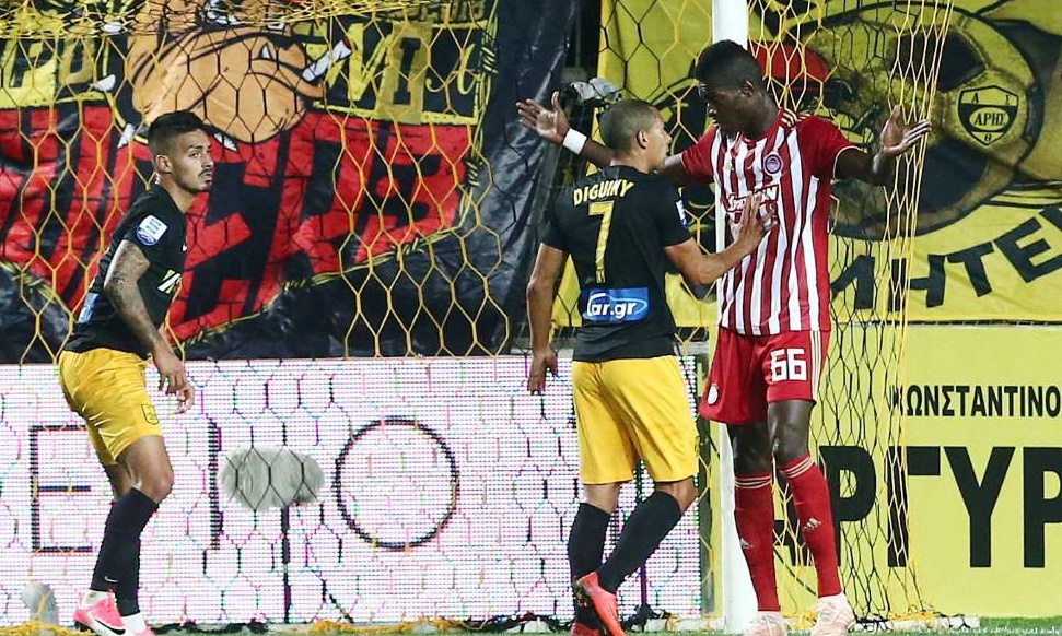 Άρης-Ολυμπιακός: Η φάση που άναψε «φωτιές» στο «Βικελίδης» (photos)