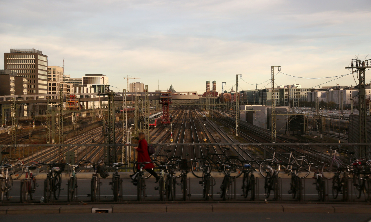 Υποδοχή της Μπάγερν στην ΑΕΚ με live εκτέλεση του ύμνου (video)