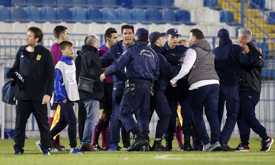 Χαμός στη Ριζούπολη: Ένταση και «πέσιμο» στο διαιτητή μετά το «διπλό» του Άρη (photos)