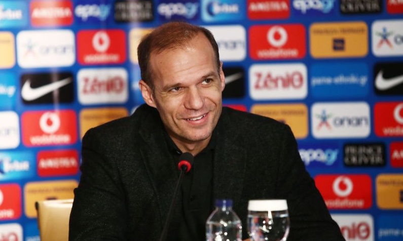 Με… άρωμα 2004 οι ευχές Μπασινά στην Ελπίδων (photo)