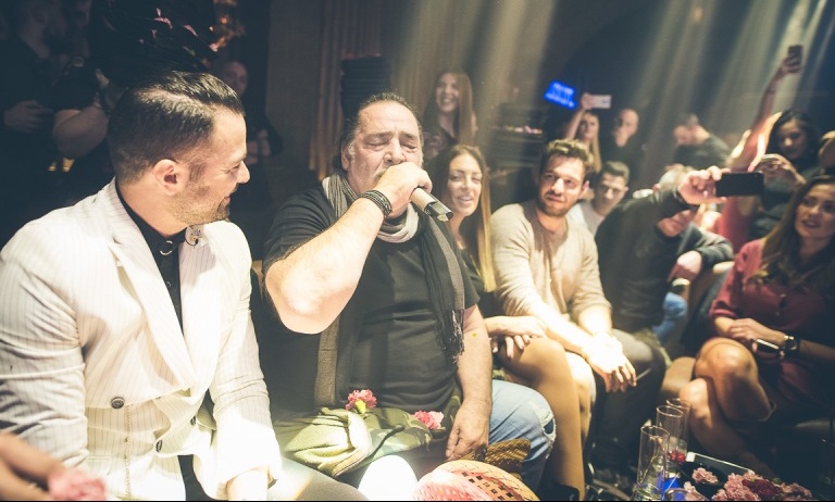 Ο Βασίλης Καρράς διασκέδασε στον Ηλία Βρεττό- Δείτε ποιοι άλλοι βρέθηκαν στο TOKYO THEATER ATHENS