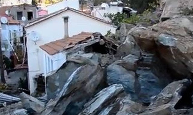 Μυτιλήνη: Συγκλονιστικές εικόνες από κατολίσθηση βράχων που «κατάπιαν» σπίτια (pics-vid)