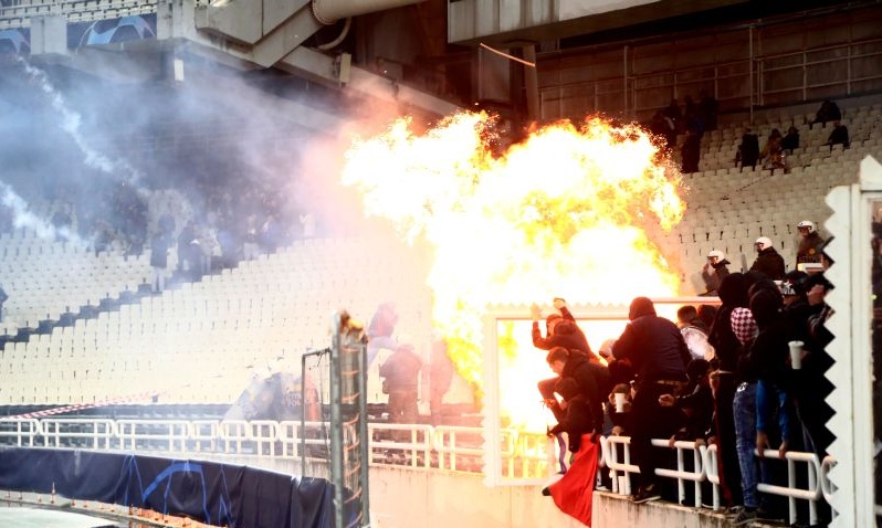ΑΕΚ – Άγιαξ: Η στιγμή που «σκάει» η μολότοφ και το άγριο ξύλο (video)
