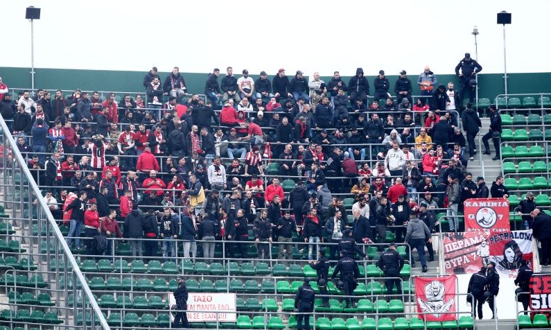 Άγριο ξύλο των Ισπανών αστυνομικών σε οπαδούς του Ολυμπιακού! (video+photos)