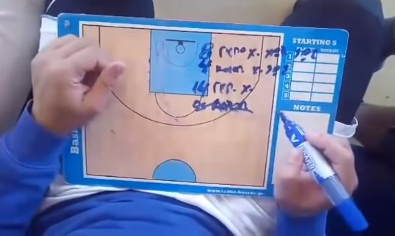 Τρομερά πράγματα: Παραγγελία με πιτόγυρα σε πινακάκι προπονητή (video)