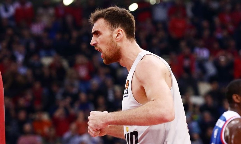 Ολυμπιακός – Εφές: Κάρφωσε εντυπωσιακά ο Μιλουτίνοφ (video)