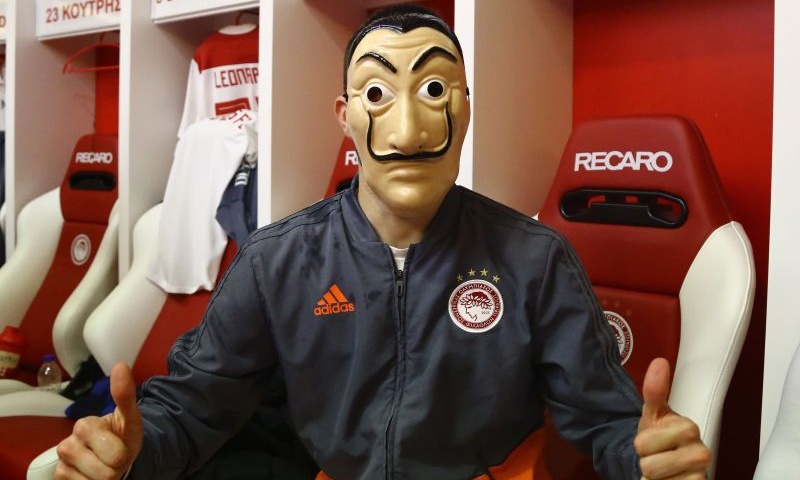 Ολυμπιακός – Μίλαν: Αγκαλιές Μαρινάκη-Μαρτίνς και… Casa de Papel στα αποδυτήρια (photos)