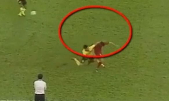 Απίθανο… μπουκέτο σε ποδοσφαιρικό αγώνα! (vid)