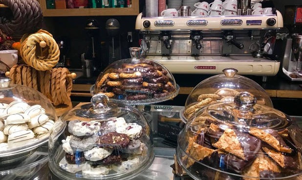 Γλυφάδα: Πώς ένα ερείπιο έγινε «ωδή» οσμών Ανατολής