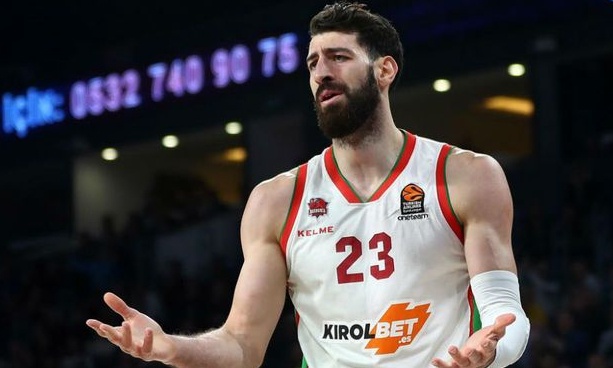 Απίστευτος Σενγκέλια: Έσπασε το ταμπλό! (video+photos)