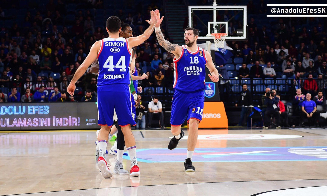 Αναντόλου Εφές-Νταρουσάφακα 82-68: Με Μόερμαν τον «εμφύλιο» (photos)