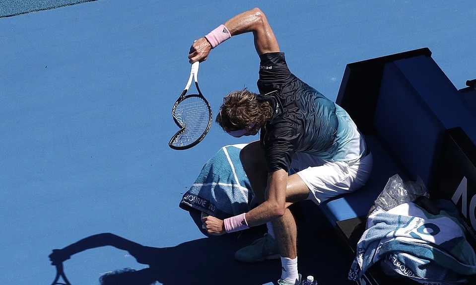 Τους έχει τρελάνει ο Τσιτσιπάς: Χάνουν και… σπάνε τις ρακέτες! (photos)