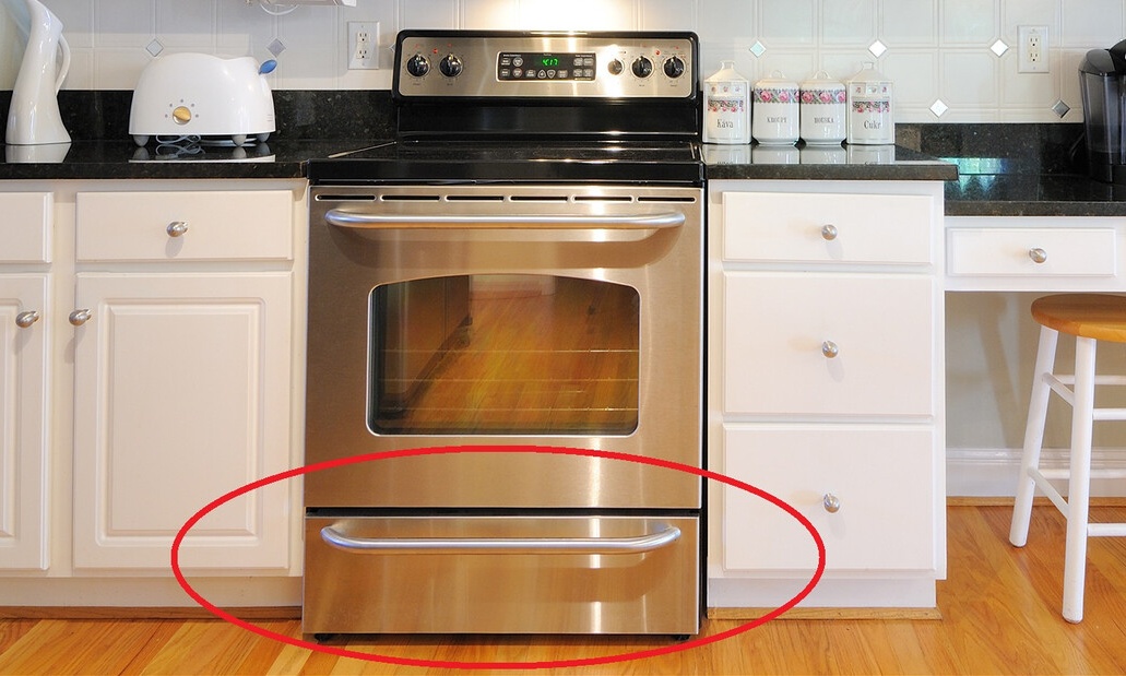 Να γιατί δεν πρέπει να βάζεις ΠΟΤΕ το αλουμινόχαρτο στο συρτάρι του φούρνου!