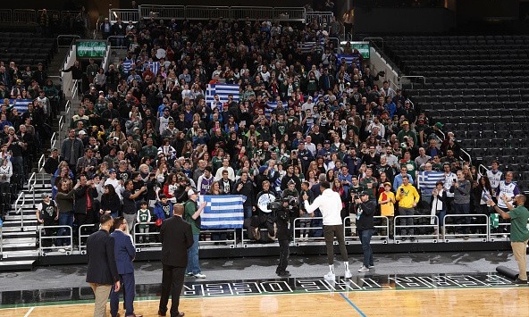 Αντετοκούνμπο: Αποθέωση και Εθνικός Ύμνος (vid)